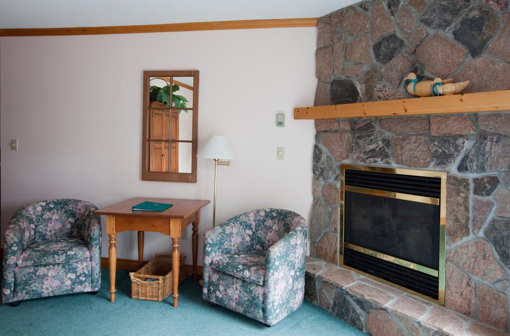 Pow Wow Point Lodge Huntsville Room photo